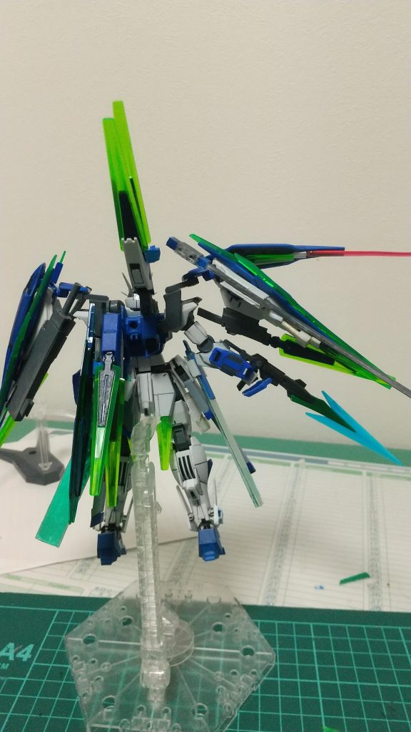 写し忘れたのでバックからバックパックにはシアクアンタのビット×2とソードビット(中)×4が背中のスラスターに装備されているクアンタのシールド(バインダー)の裏側にはgnビームサーベルとソードビット(小)が収納されている、またビームサーベルはバインダーに装備状態でも発生可能その他約5ヵ所(肩、腰、脛裏)にスラスター増設でもよぉ…なんか足りねぇよなぁ!!チラチラ