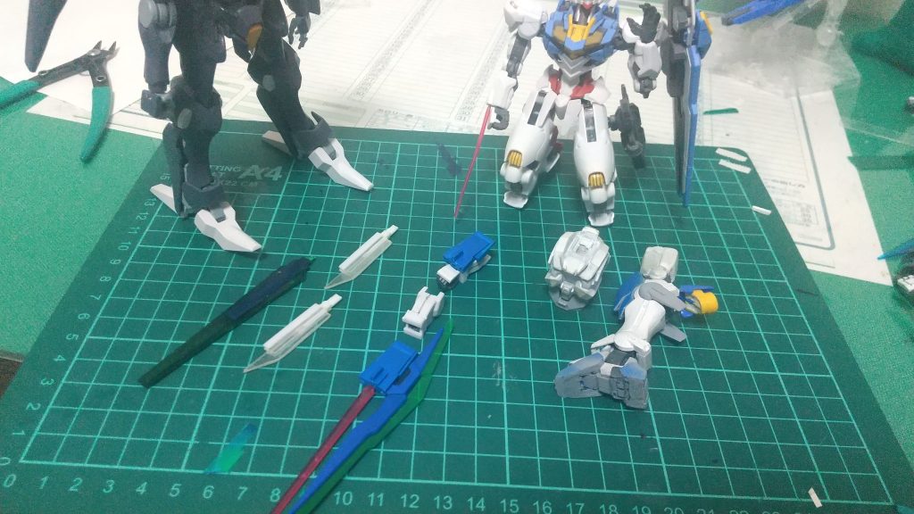 作ったはいいものの採用されなかったやつ左からプロトソードビット(大) Cファンネルに形を近づけようとして長さは今のソードビット(大)と同じだが大きすぎてトランザムライザーの時に他のソードビットと組み合わせができなかったため不採用プロトソードビット(C) 他の武装にくっ付けて火力アップをと思ったが組み合わせられる物がソードビット(大)しかなかったため不採用ダブルオースカイの腕 エクシアやダブルオー系の武装を装備できるかソードビットを腕に組み合わせるか迷ったがアヴァランチユニットをくっ付けるため大きめの武装を装備したいと思い塗装までしたが結局選ばれなかった…トランジェントの胴体 最初はこれにエクシアの四肢をくっ付けようとしたが細く見えた事やスカイの四肢をくっ付けると胴体が細すぎる感じになり不採用アヴァランチエクシアの足 アヴァランチユニットをくっ付けるため選ぼうとしたがバックパックを付けた時に細く見えたため不採用あと…エアリアル買えたど~