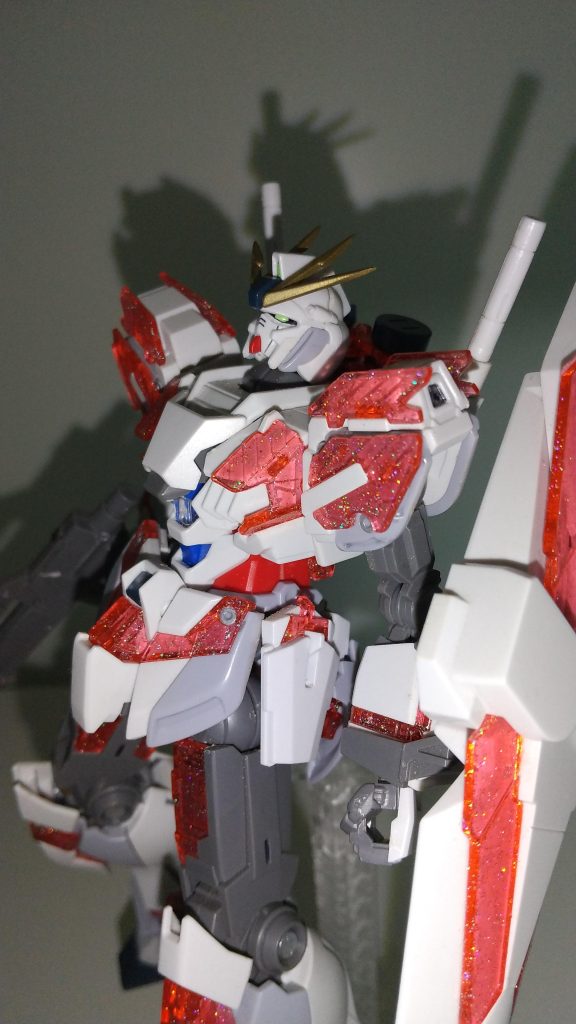 サイコフレームはクリア塗料にラメを混ぜて筆塗りで塗装しました。