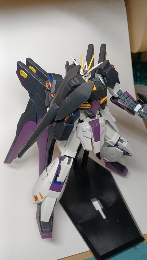 シールドライフル、シールドモードライフルをシールドやビームサーベルにして戦うことができる。