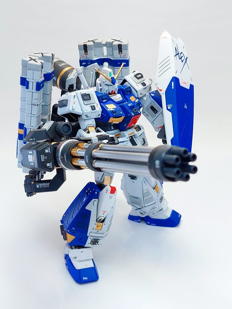 大型のガトリング・ガンはHGBC ジャイアントガトリングのキットを使用しています。前腕には磁石を仕込んでおり、容易に装着出来るようにしています。