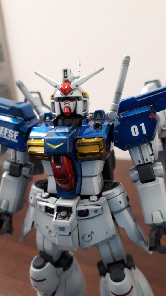 胸のスラスター閉じてみました。元あったノズルを削り、プラ板貼り付けただけの簡単改造です。