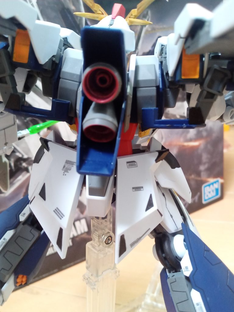 スラスター内部もメタルレッドで塗装しました。エアブラシはないので筆塗りです。