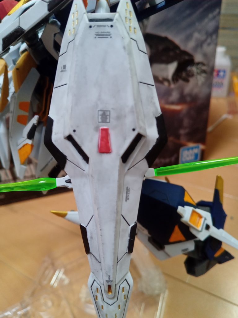 シールドはウェザリングしています。まあ下部の汚れが取れなかったのを誤魔化してるだけなんですけどね（）金色の点々すき