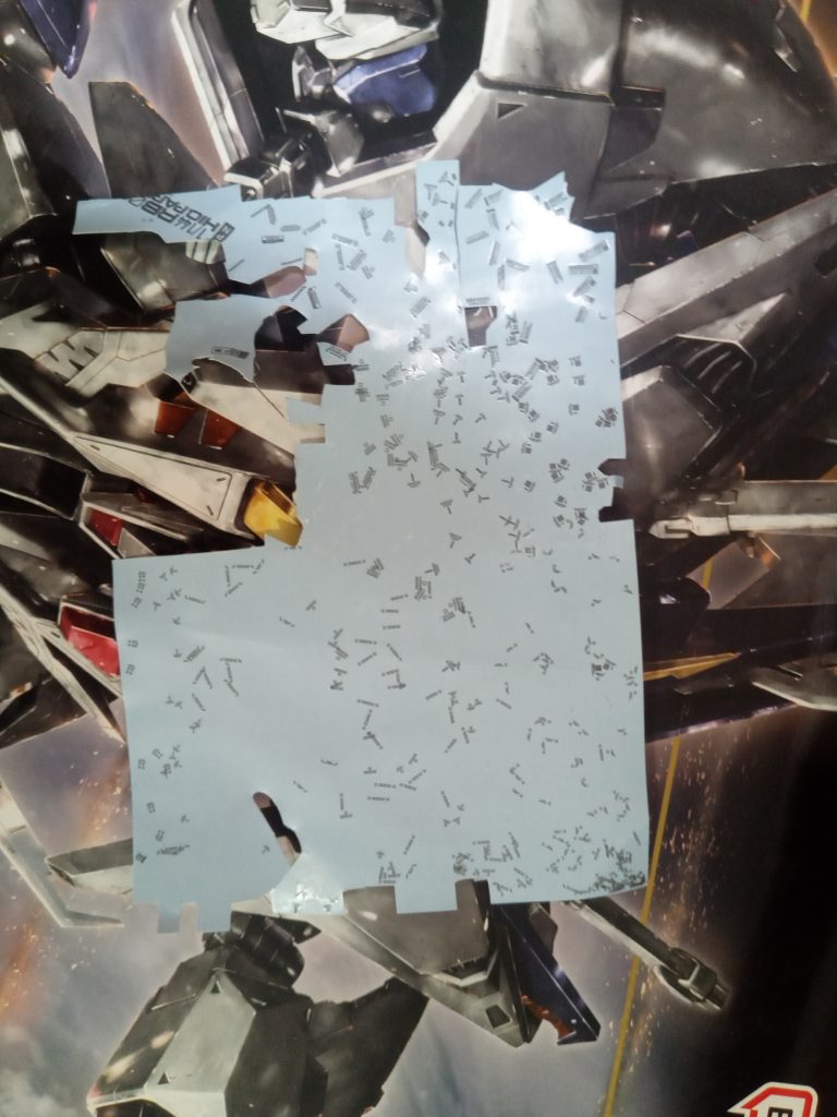 デカール貼っつけ中に水をこぼしました。机にもたくさんつきました。悲惨。