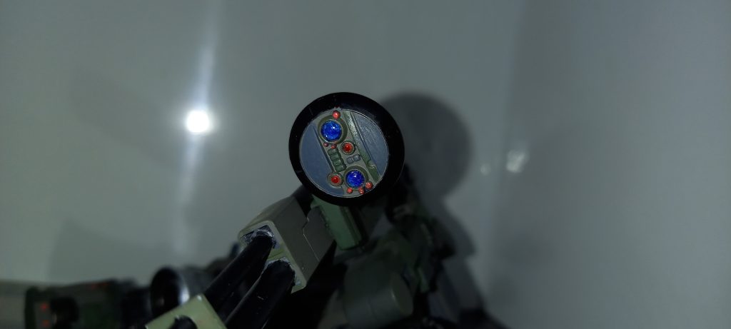 Ex-Sから拝借したレドーム青と赤各二ヶ所にハセガワのミラーフィニッシュを貼ってからwaveのクリアレンズを埋め込んであります。あとはレッドポイントで差し色を