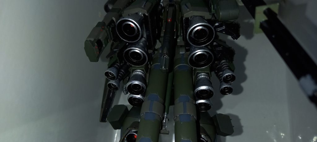 強化バニーア群ジェガン本体以外のはツインバーニアにしてあります。色はいつもの外シルバー中ガンメタ、センター部のみ赤塗装