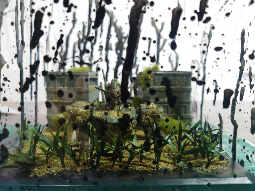 ただの再現ヴィネットだけではなく、ベースに付属していたカバーに黒い塗料を飛び散らせておどろおどろしい雰囲気を醸し出しました。