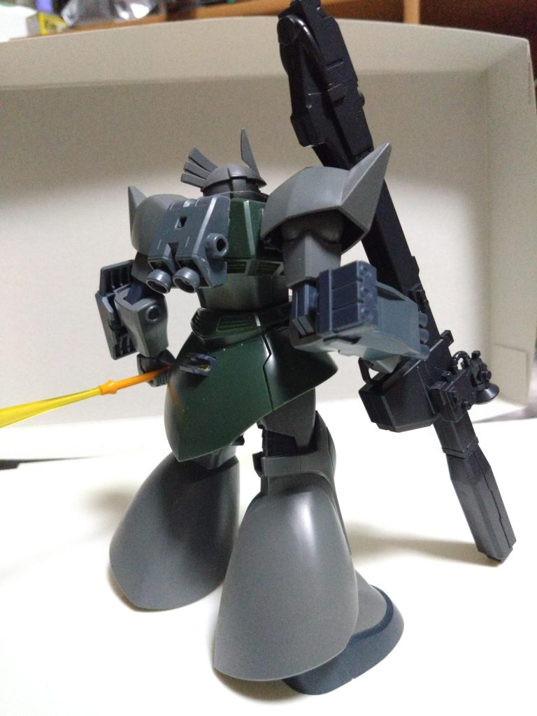 バックパックは最初は高機動型ゲルググから持ってこようと考えましたが、余っていたグフR35の物を小改造して装着。写真はありませんが取り外しできるのでゲルググキャノンにも問題なく出来ます。ビームライフルはシステムウエポンの物が手に入らず小改造。銃身をザクマシンガンに変え銃口を接着、ストックもグフR35のプロペラントタンクを接着。ビームライフルの銃身の補強と弾数の増加をはかった、という設定です。