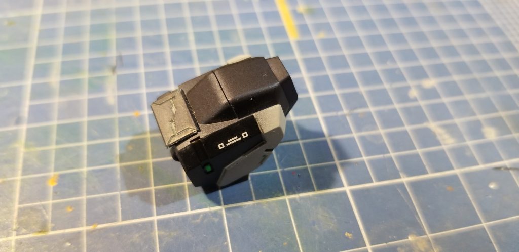 肩アーマーの空洞が気になったのでこちらもパネルモールドの貼り付け。