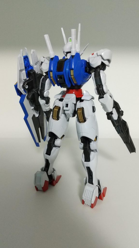 青は思い切ってコバルトブルーで塗装しました。金属感を出すために、黄色はゴールドにしました。思ったよりしっくり来てます。