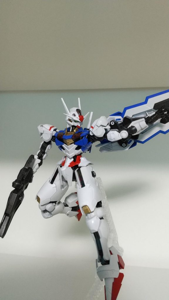 フレームのグレーは黒鉄色という色を使ってみました。塗膜が厚く角まで行きづらいのが功を奏して、角が線のように浮き出ていい感じになってます。(偶然)