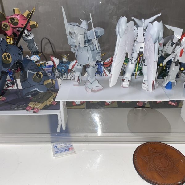 旧キットGガンダムの今回の作品は最終的に10機1作品のコレクションなので先に棚を作成し、最終的なバランスを決めます。無事全機入りそうです。背景も用意したいのでそちらの準備も進めています。コレクションのジオラマというかビルドのアニメ内に登場でもしそうなコレクション、そんなふうになれば良いなと思っています。（3枚目）