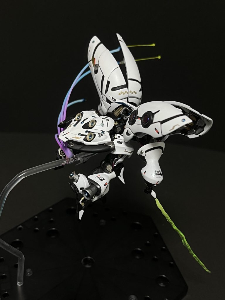 ディテールアップにバーニア追加、ソケットピン、つぶし玉、レッドチップ、ビームサーベル、エッチングパーツ、ファンネル、ファンネルビーム等あれこれ詰め込みました。