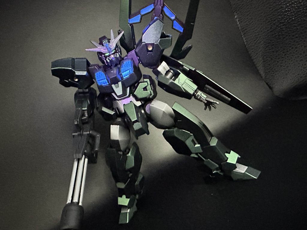 蛍光ブルーですのでブラックライトでひかります。