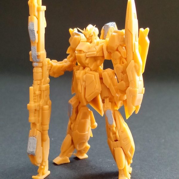 アーティファクトのＺガンダムを改修していきたいと思います。完成したものを見て、立姿がなんかぎこちないなーと。足の開きをハの字にしてあげることですごく良くなりました。あと頭部のアンテナ部分の接点が出すぎだったので削り、ついでにシャープ化。（1枚目）