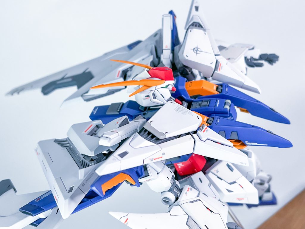 フェイスパーツにスリットを追加、トサカはパテで作成