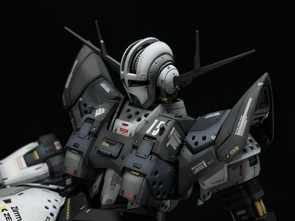 塗装は前回ジオラマで練習したので黒立ち上げ塗装に挑戦しました。黒サフ後アルティメットホワイト、ニュートラルグレー2、インターミディエートブルー、グレーバイオレット、ジャーマングレー、NATOブラックあたりで塗装しました。フレーム部はサーフェイサーエヴォガンメタ、スターブライトシルバーで色分けして塗装し、更に差し色でチタンゴールドを使用しました。ガンメタのサフがあるなんて…!ガイアは割と地元のメーカーなので誇らしいですね。