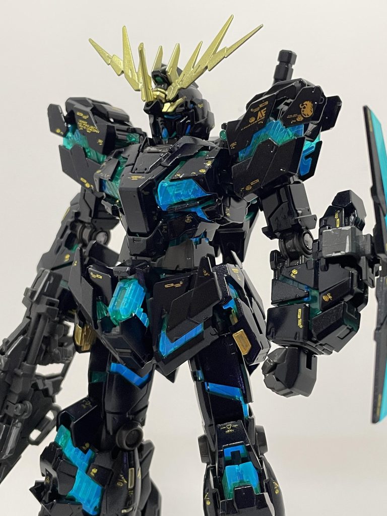 ブラックライトで光らせて小説版の覚醒したサイコフレーム風にもなります!