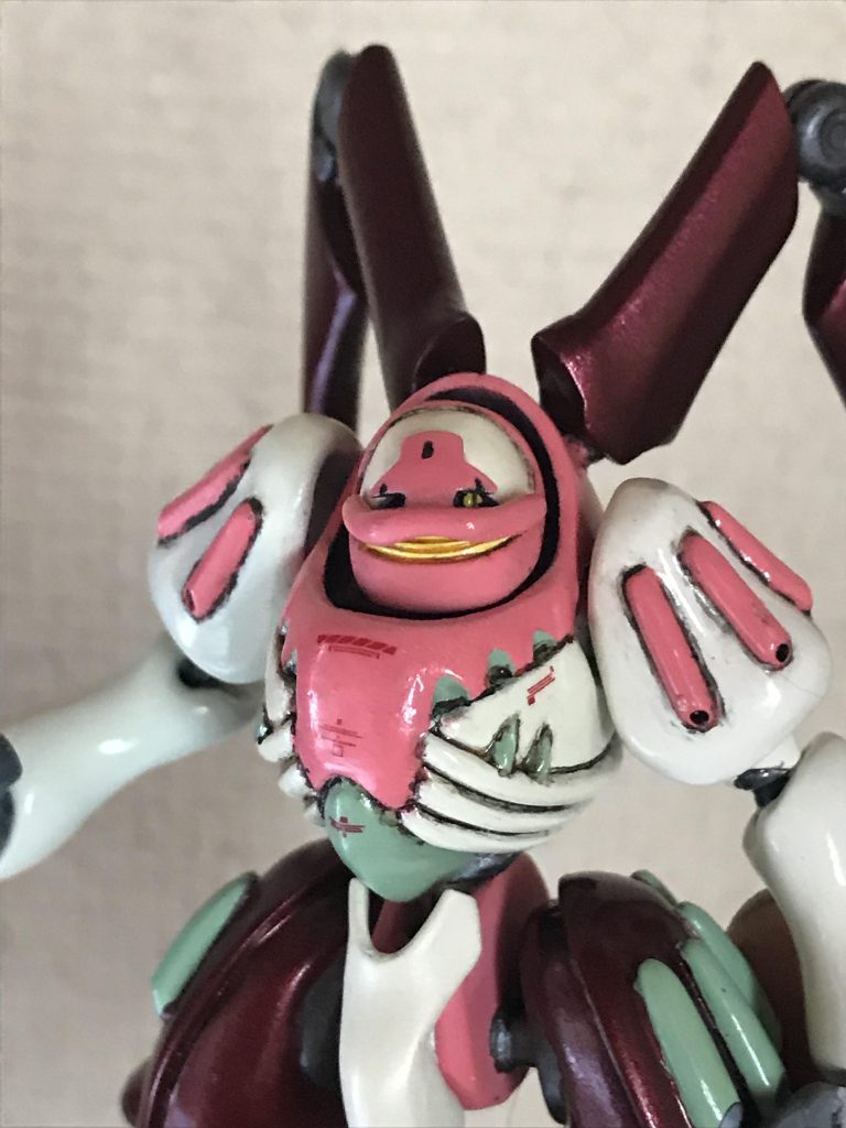 特徴的なフェイスオープンはスライド可動にて再現。ノーマルでは少し愛らしく、ファントムライト発動時は子憎たらしい表情を再現するため、一番こだわった部分でもあります。