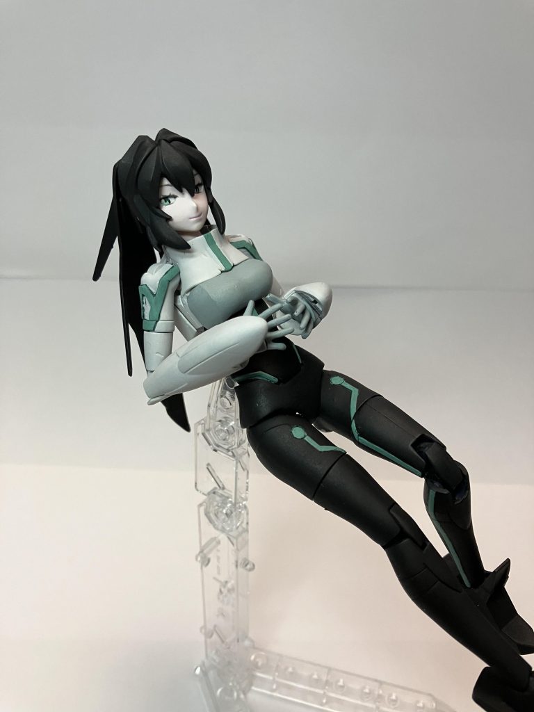 肩のデザインはスジボリで作ろうと思っていたのですが、なにを血迷ったかプラ板で再現。変なスイッチが入ってしまってシタデルベースにレイヤー乗せて立体感まで狙っていく始末。細かい作業したかったんですかね、自分…