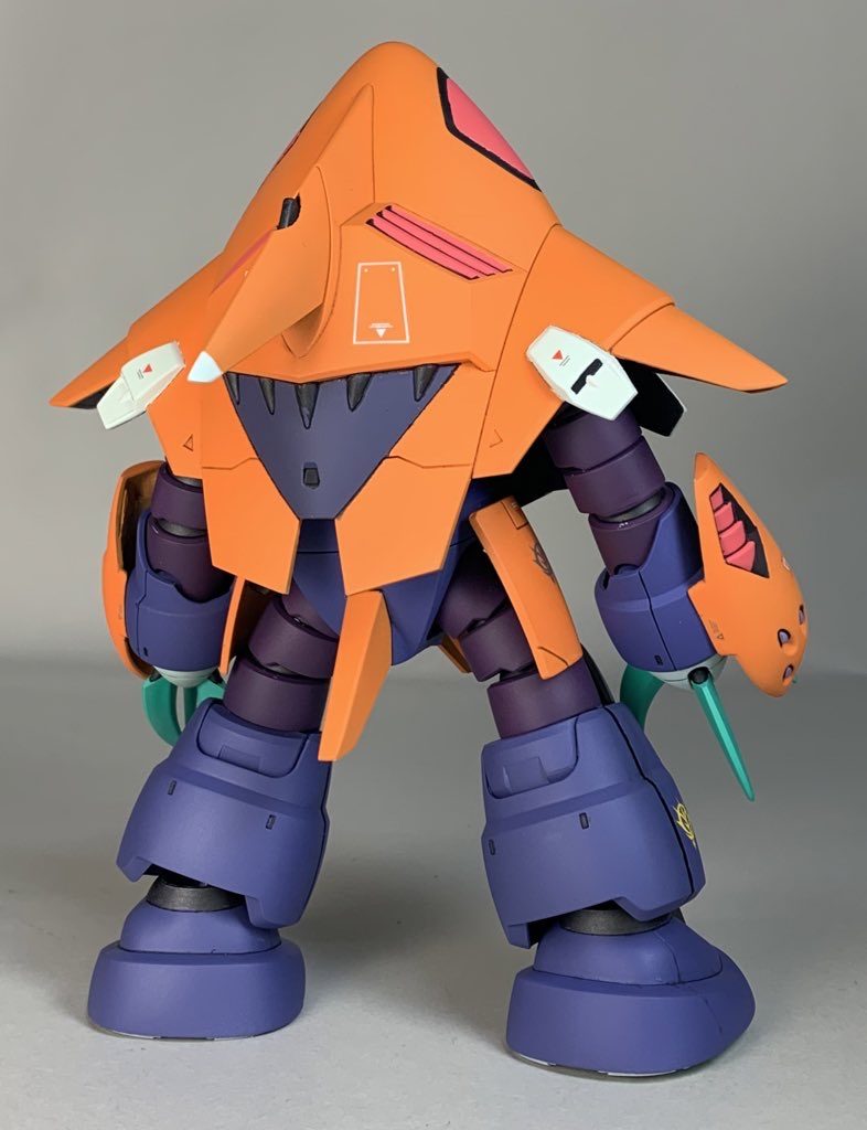 グーンとズゴックではっきりと違う色に塗ってメリハリを付けています