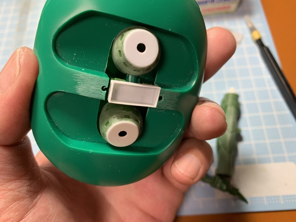 塗装後に脚を取り付けできるように、加工しています。