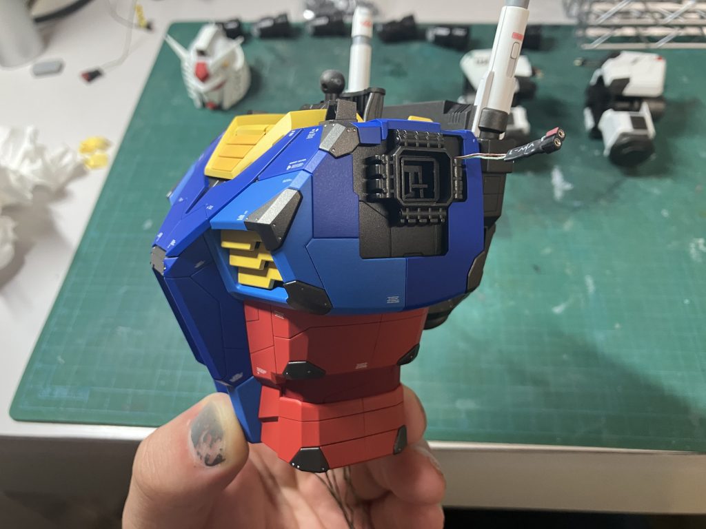 ガンダムファクトリーヨコハマで2年前に買ってからずっと放置していたキットなので完成出来て良かったです。電飾は初めてだったので色々勉強になりました。LEDモジュールは組み立てが楽ですが値段が嵩みますし配線の自由度は低いですね。これを機にハンダでも買おうかな…