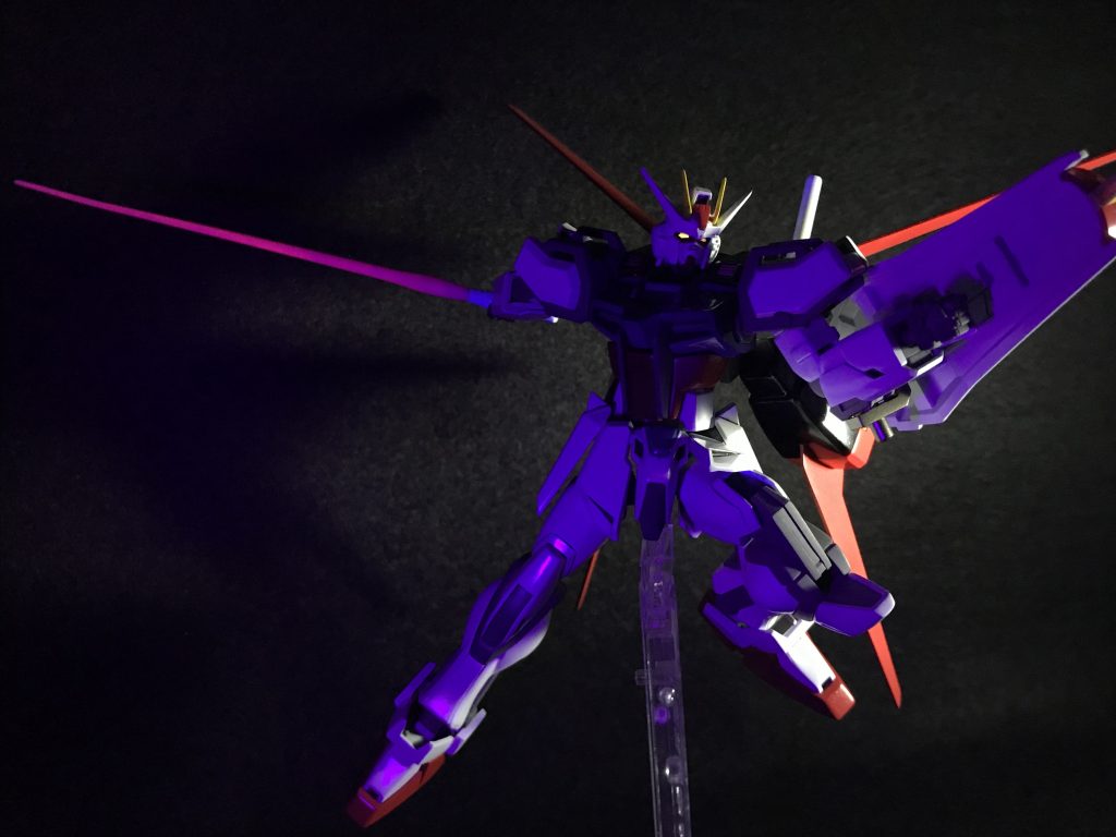 カメラアイとビームサーベルに蛍光塗料使ってみたのでブラックライトで光ります。たのしい。