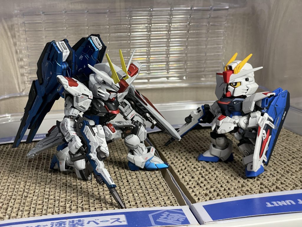 最後オマケ。以前作成した部分塗装&つや消し仕上げのSDCSフリーダムと並べて。やはりデカいですね。MGSD第二弾は何になるんでしょうね〜?個人的にはZZが欲しいんですが、MSのスタイルと変形の両立が難しいのでまず無いでしょうね😅何が来ても多分買う(そしてデカさに持て余す)と思います。が、できれば可動軸の「返し」は廃止していただきたい。分解が面倒くさいので😵最後までご覧いただきありがとうございました🙇♂️