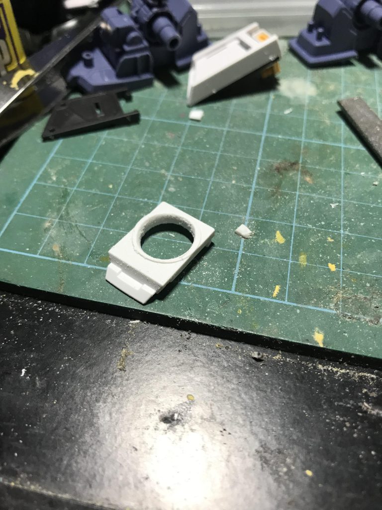 あとは、この首元のパーツの内部を削って首の可動域をちょっと広げてます。ちょっとですけど（笑）