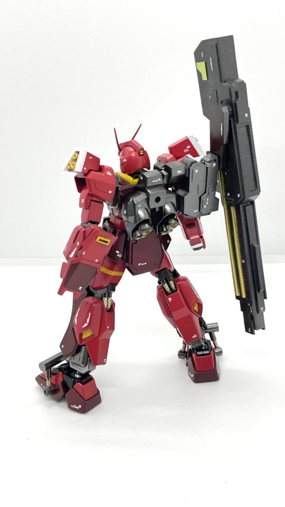 背後。シールドはレッドウォーリアの小型シールドをイメージして、Mk-IIのシールドを小型化したデザインのものをプラ板で作りました。