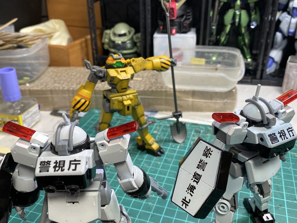 不法占拠するデミペラードを、排除すべく出動するデミパト中隊。