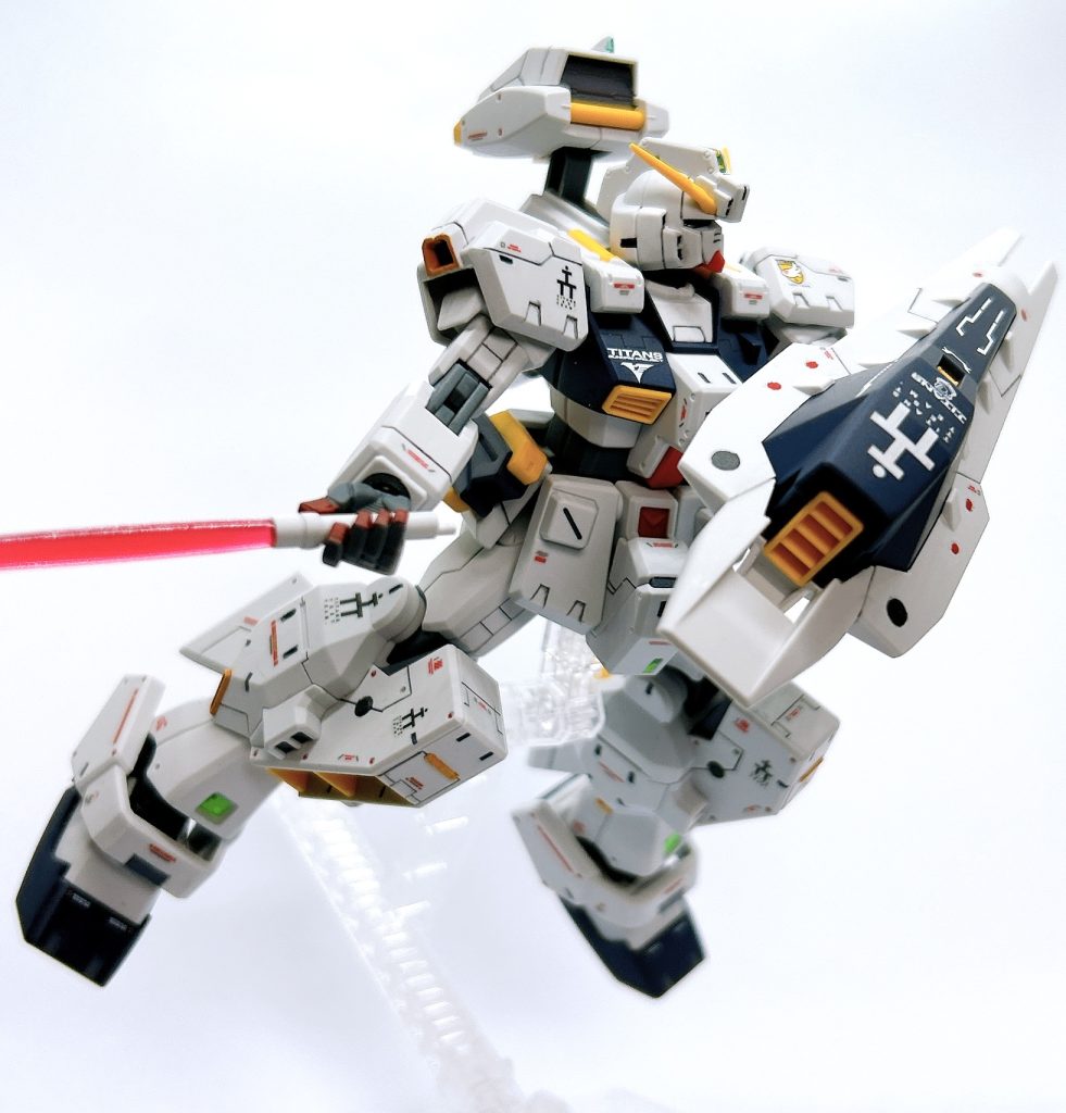 ヘイズルを代表するシールドブースターはT3部隊のエンブレムデカールを貼り、少しスジボリを追加しています。肩のスラスターはエナメルのオレンジとイエローを混ぜて塗装し良く乾いた後に後にエナメルグレーを上から塗装しました。脚部の外側と内側にもマイナスモールドを追加してます。