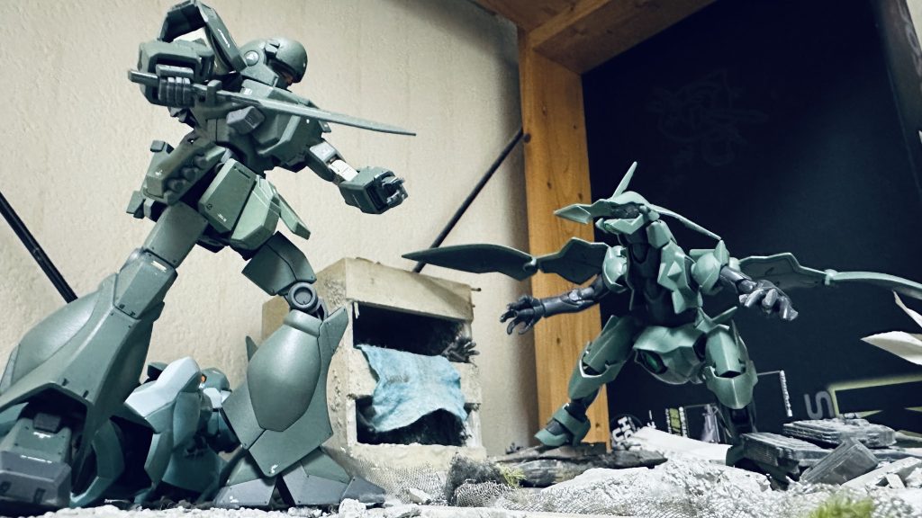 名前ですが、やはりいつも通りサイレンススズカさんの要素を取り入れました。今回は胸を盛るという禁忌を犯しているので、名前ではなく型式番号の「SZK」そして、先頭の景色を譲らないその姿から「001」としました。機体名のシュライクはヘルダイバー急降下爆撃機の陸軍名から拝借しました。偶然ですがおなじ陸関係から響きの良い名前を取れたのでかなり気に入っています。