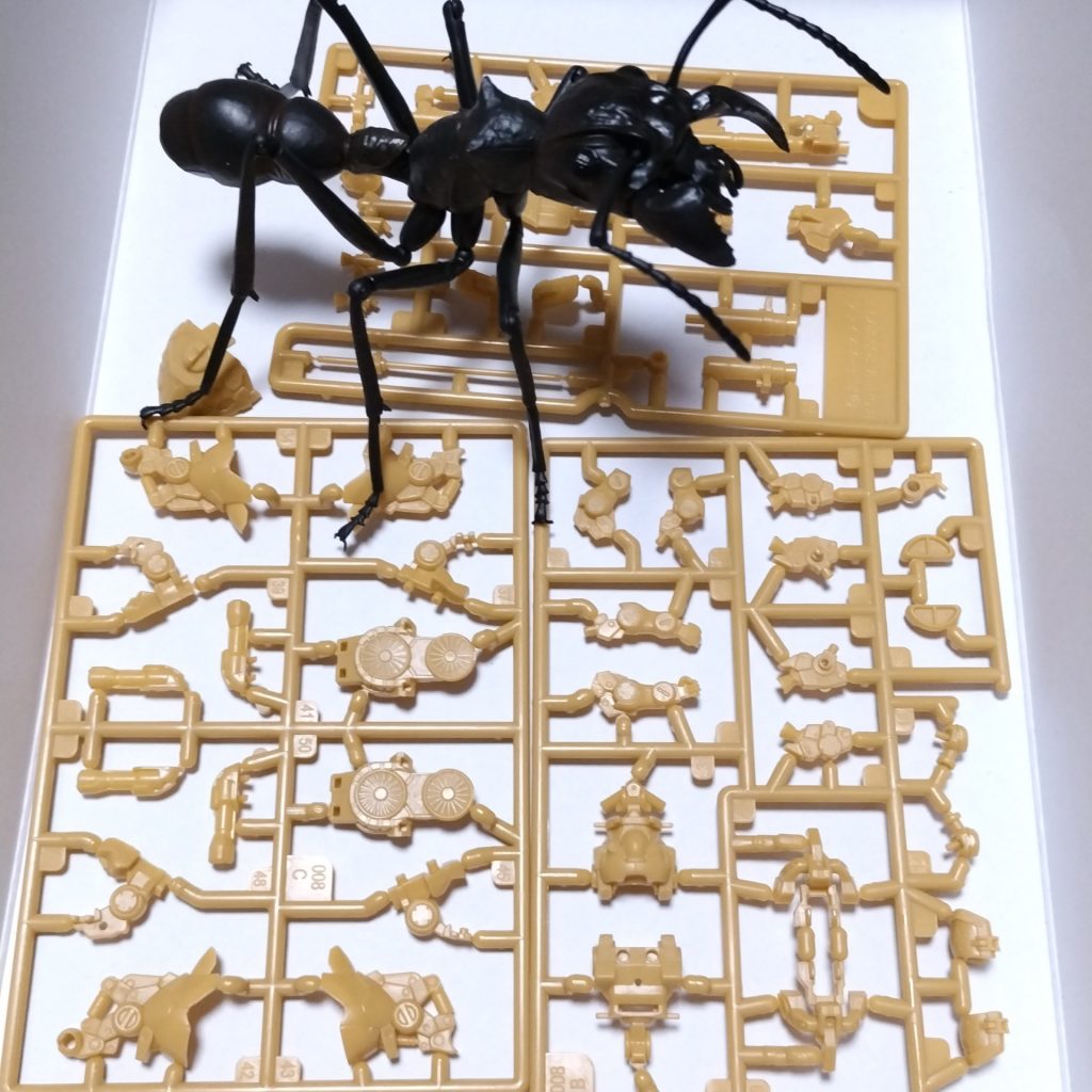 初アーティファクト、開けてみて小ささに驚きました。ランナーはこんな感じ。おっと、どこかから入ってきたアリがうろついてますね。でも大きさを見せるのにちょうどいいのでこのまま撮りましょう、パシャリ。
