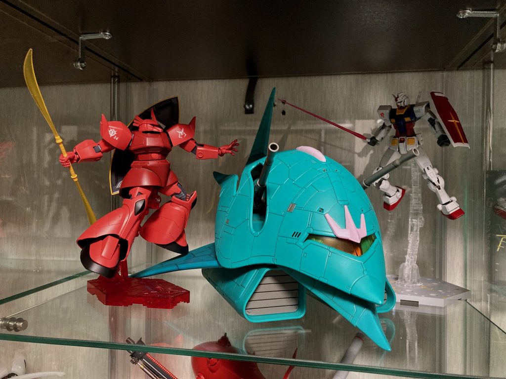 部屋ではこんな感じでディスプレイしています。コアブースターも欲しくなってきました。TV版再現でGファイターでも良いんですが、ケース中に収まらないでしょうね…