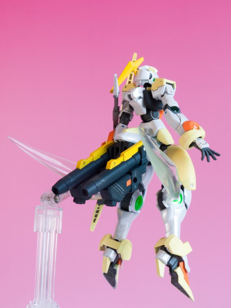 羽状のエフェクトはアクリル材から削り出し&磨き出し