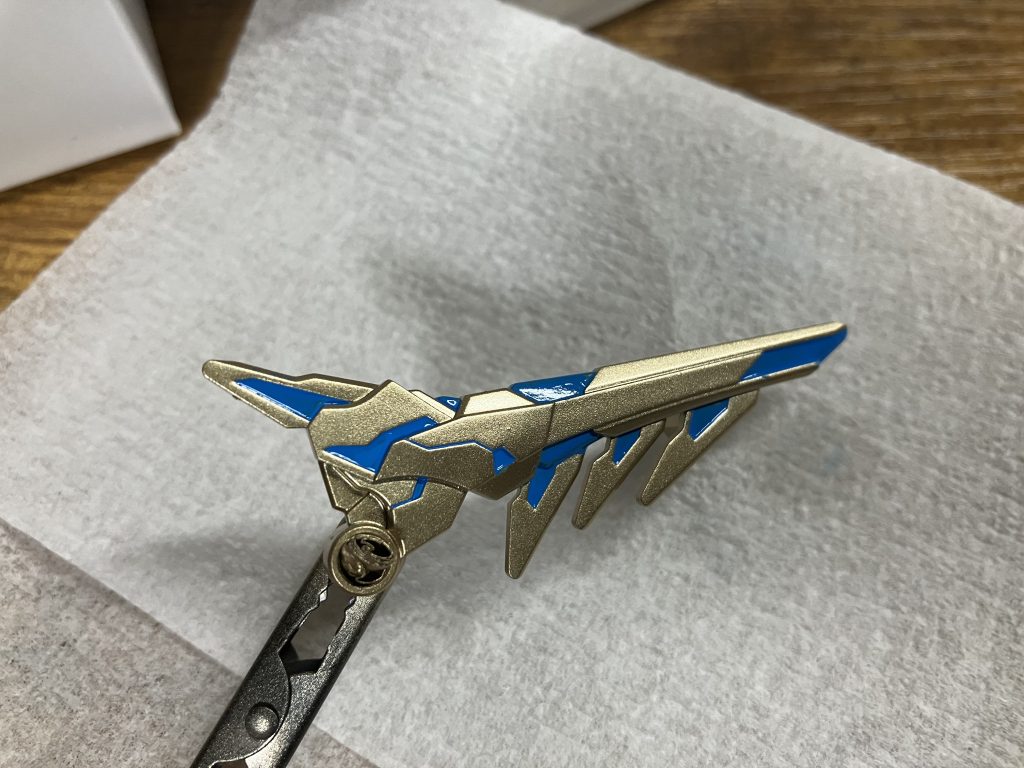 このパーツ、公式サイトとAmazonの商品ページで塗られている場所が違うんですよね