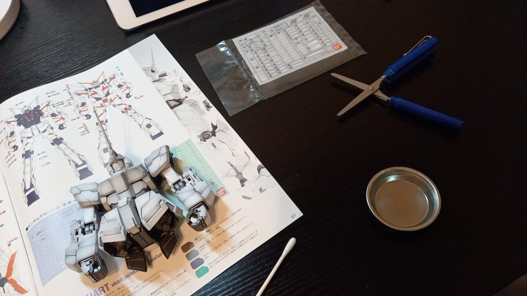 こんな感じで水転写デカールを貼り付け。