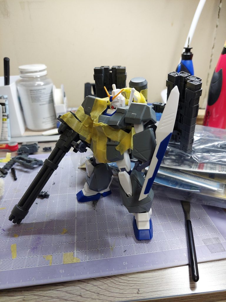 素組のキットに各種兵装を装備した状態になります。様々な位置への取り付けを納得がいくまで試します。ここで完成時の大まかなイメージを掴めます。