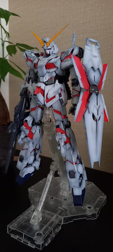 全体の写真です。立ち上げ塗装の明暗とサイコフレームの鮮やかな色のコントラストが気に入っています。