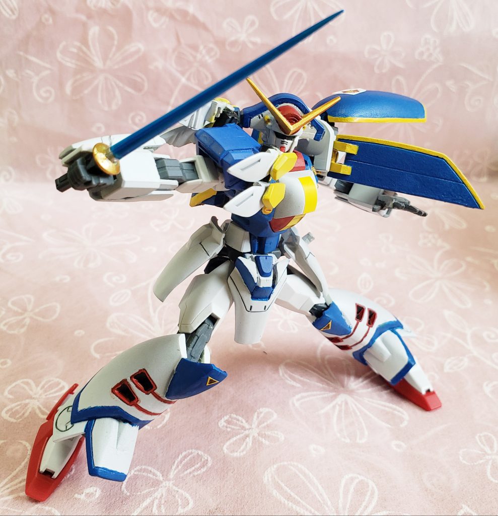 シュバリエサーベルを構えて。元の可動を考えると足を開けるだけでもだいぶ進歩した感じです。