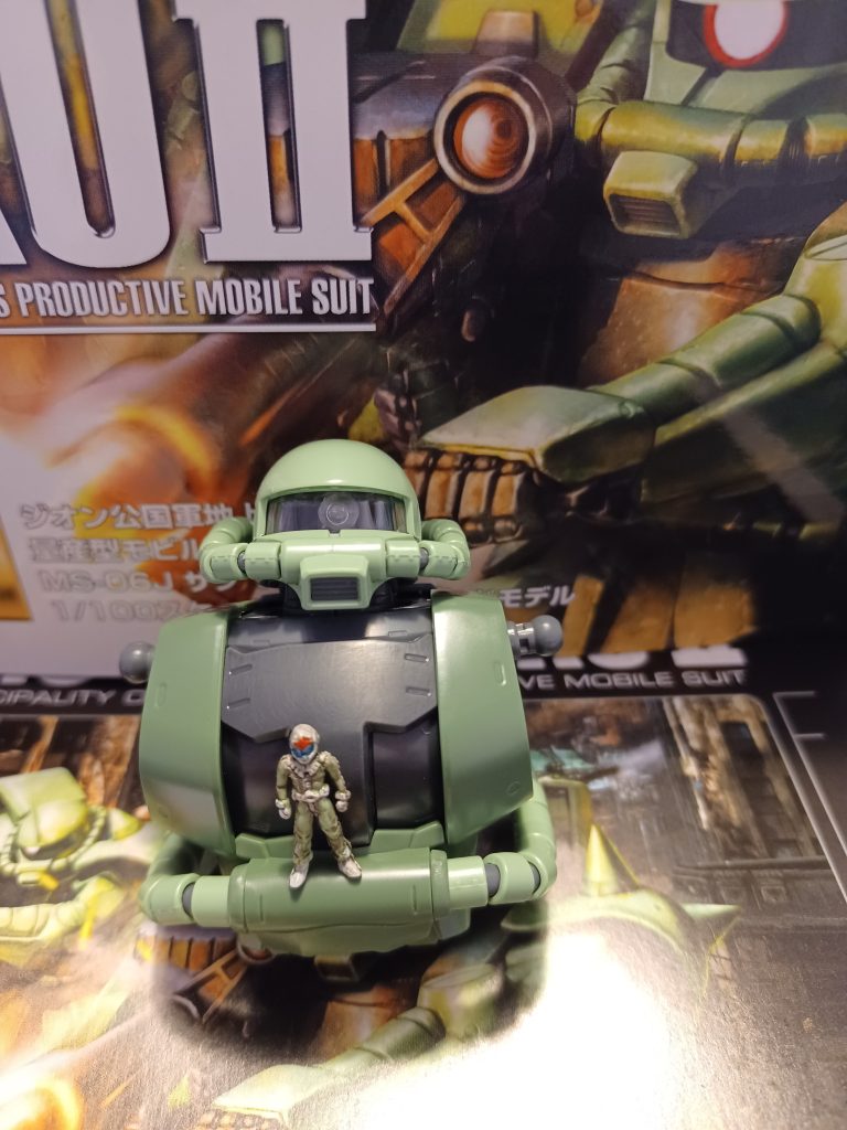 ジオン兵と胸部…。兵士も適当に塗りました♪