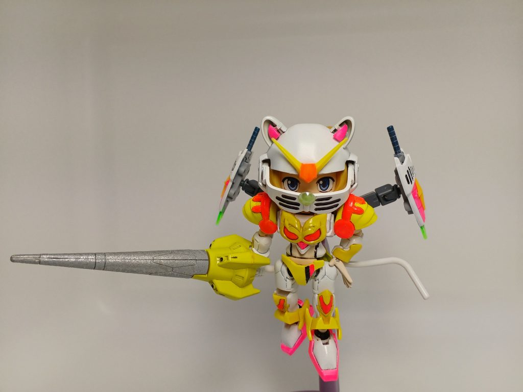 バイザーを下ろすと、ネコっぽくなるようにしました。