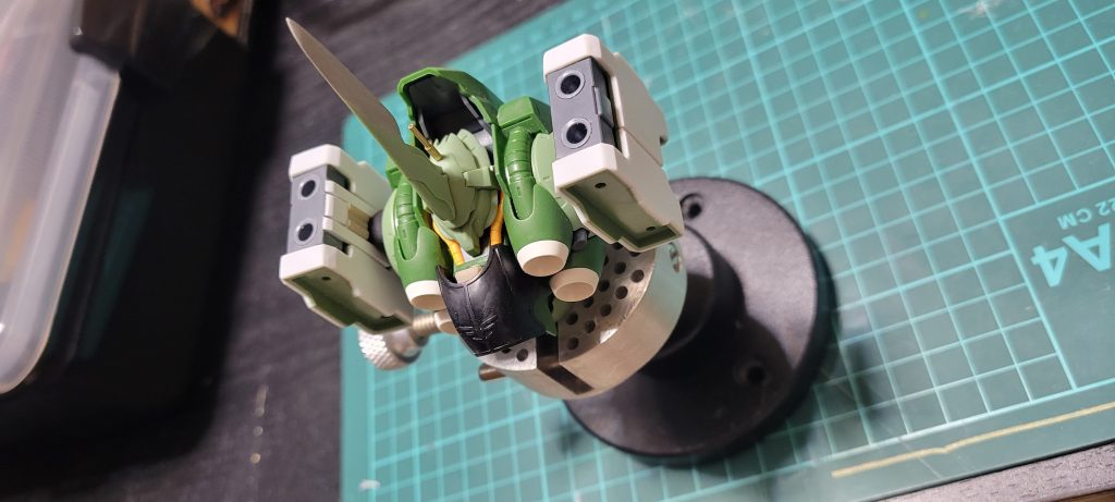 肩の改造写真です。全周1ミリのプラバンでボリュームアップ