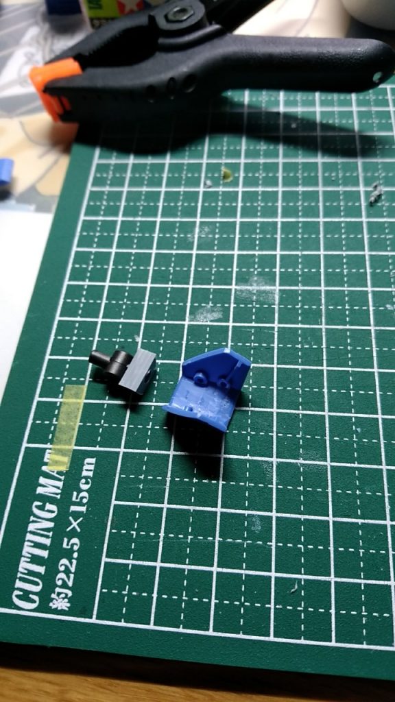 アンクルガードは、足の取り付け部を切り離して、合わせ目消し。取り付け基部をプラ板と関節パーツで自作しました。