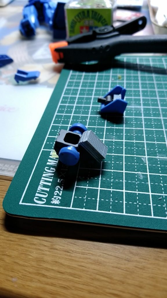すねの取り付け部1mmプラ板を4枚積層し張り付けてから、穴をあけ、先ほど作ったアンクルガードを取り付けました。