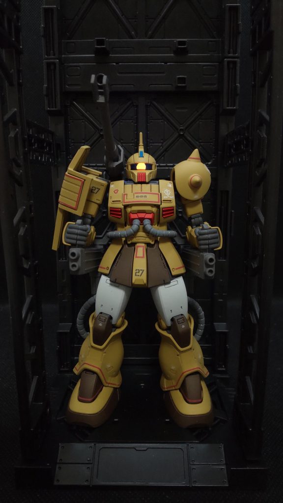 いつも通り水性ホビーカラーで全塗装、仕上げにUVカットスムースクリアーでつや消しです。あ、目だけガンダムマーカー蛍光ピンクで光ります。