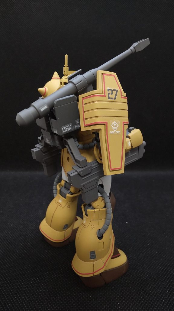 マーキングシールは付属のモノを使いました。水転写式デカールが入手困難なキットでテトロンシールでも見栄えどうなのかって実験も兼ねてです。…ジョニー・ライデン用ザクのデカール再販して下さい（結論）